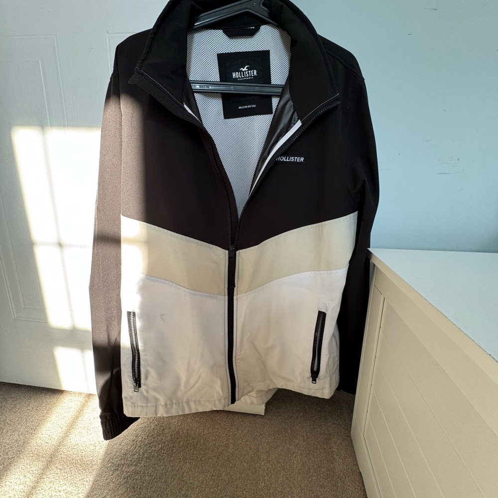 Hollister Men's Black and Cream Windbreaker